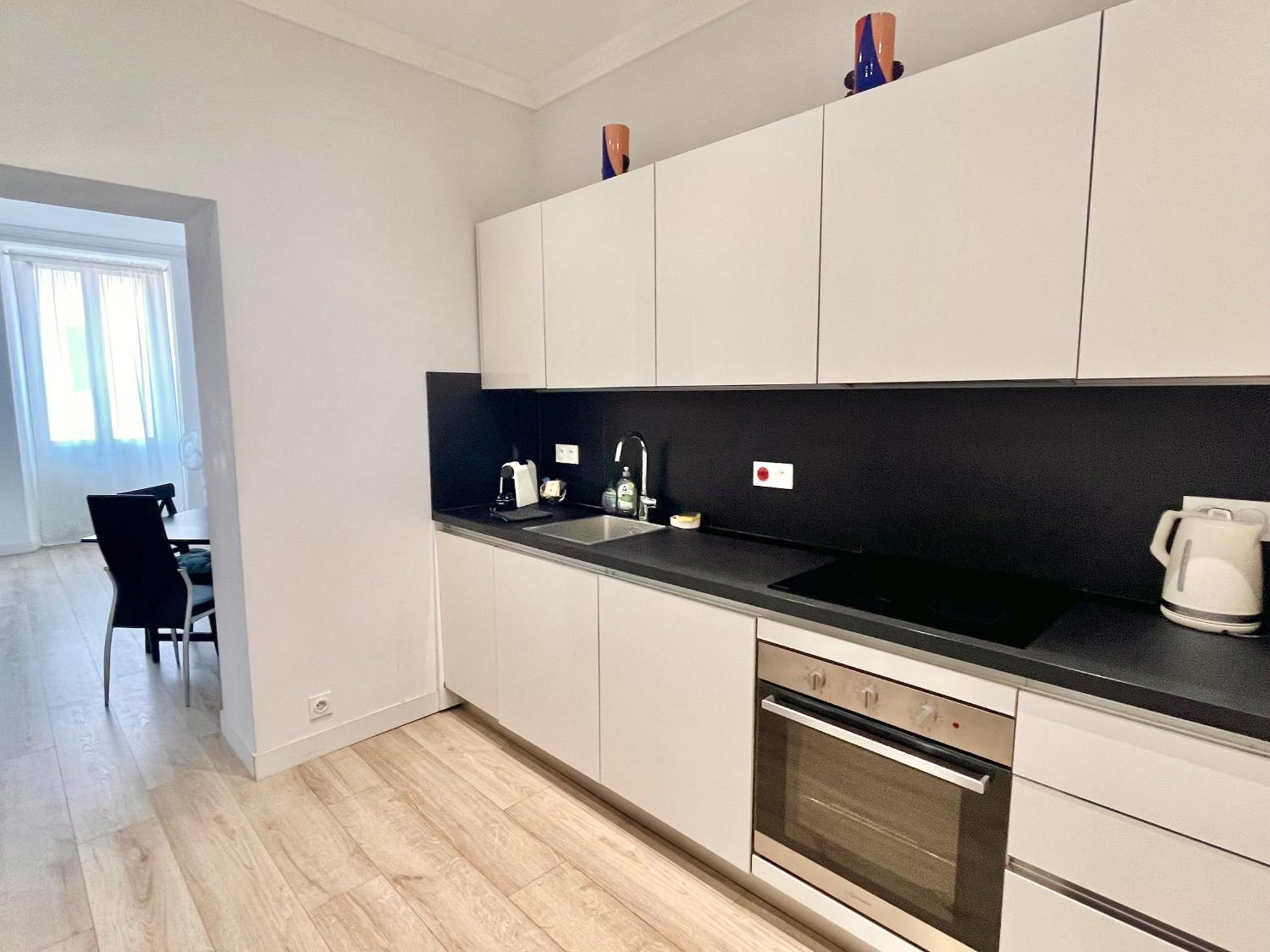 Center 2 Min Walk To Quiet Sunny Balcony Appartement